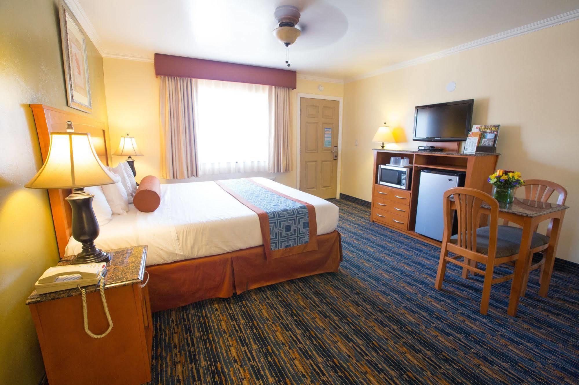 Beachwalker Inn & Suites Писмо Бич Экстерьер фото